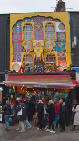 Vertikales-Video-Von-Der-Außenseite-Des-Namaste-Indian-Store-In-Der-Camden-High-Street-Im-Norden-Londons,-Großbritannien-1